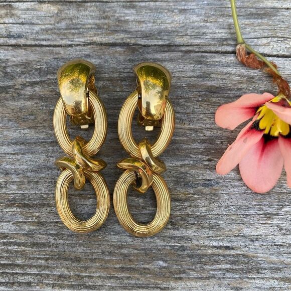 VINTAGE ST. JOHN CLIP ON EARRINGS Gold Tone Oval Link Dangle. EUC! - Picture 3 of 6